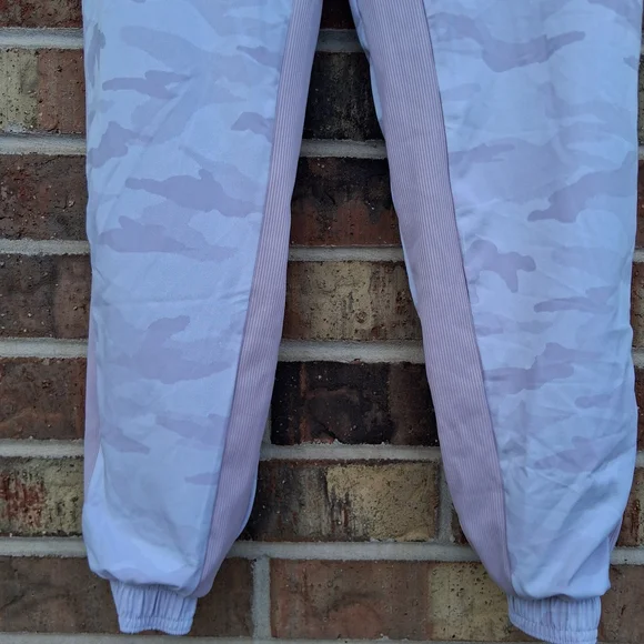 NWT π Athleta Brooklyn Lined Camo Joggers Sz. 6 - Picture 5 of 15